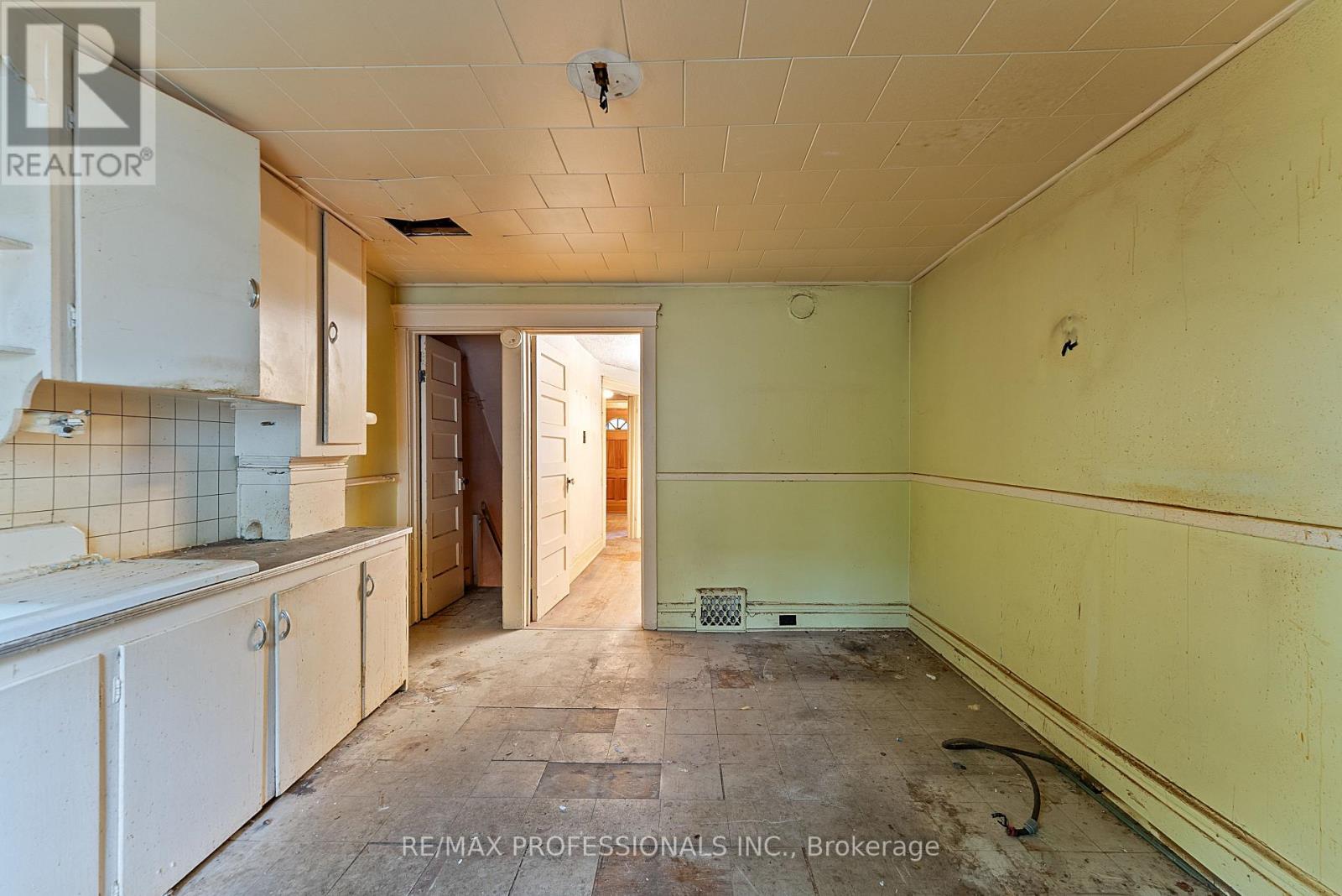 110 Bastedo Avenue, Toronto, Ontario M4C 3N1 - Photo 18 - E12509214