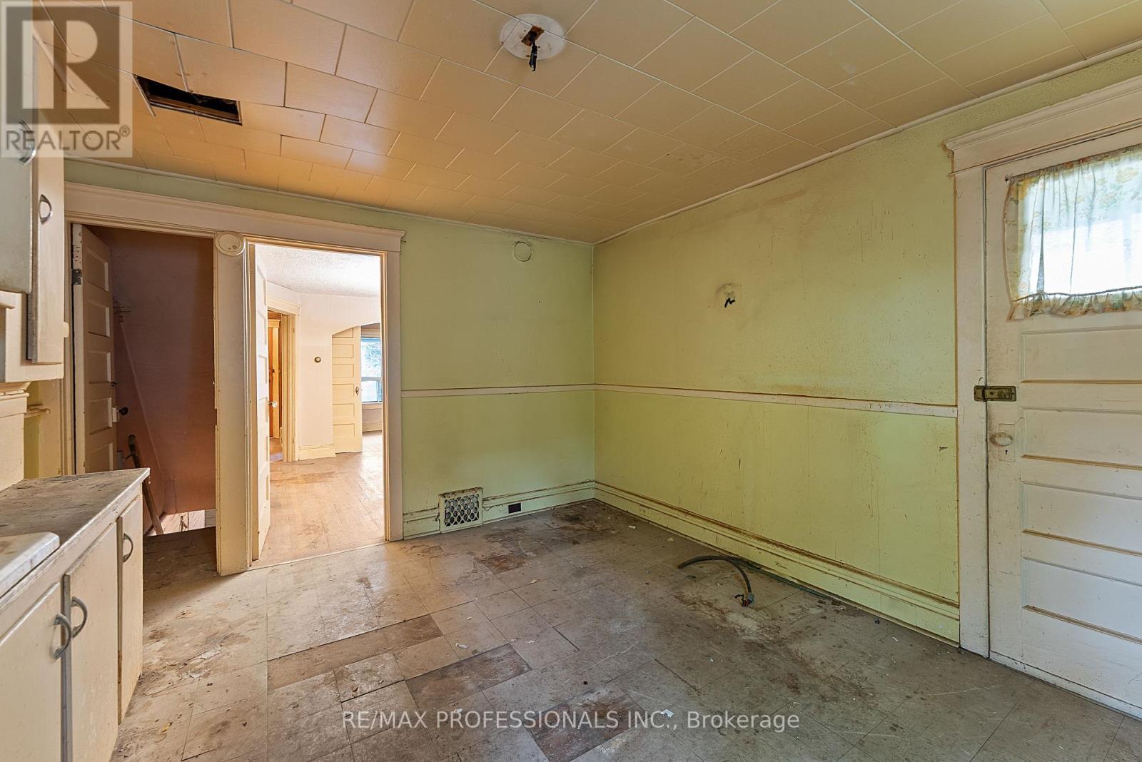 110 Bastedo Avenue, Toronto, Ontario M4C 3N1 - Photo 19 - E12509214