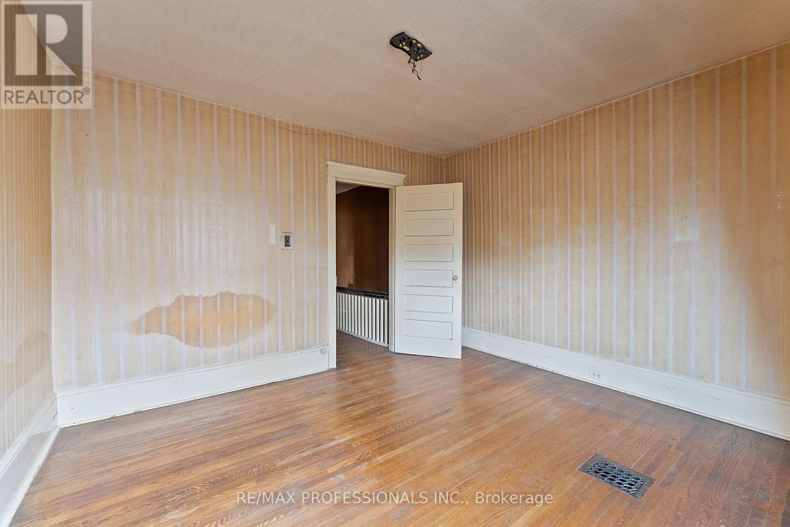 110 Bastedo Avenue, Toronto, Ontario M4C 3N1 - Photo 26 - E12509214