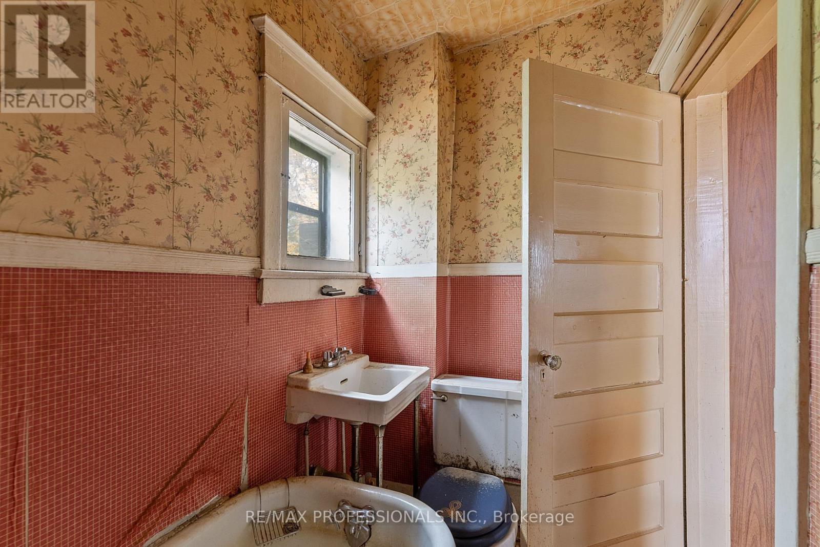 110 Bastedo Avenue, Toronto, Ontario M4C 3N1 - Photo 31 - E12509214