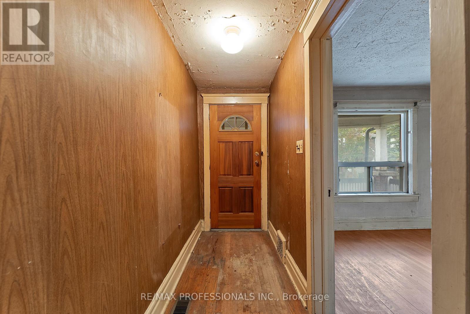 110 Bastedo Avenue, Toronto, Ontario M4C 3N1 - Photo 5 - E12509214