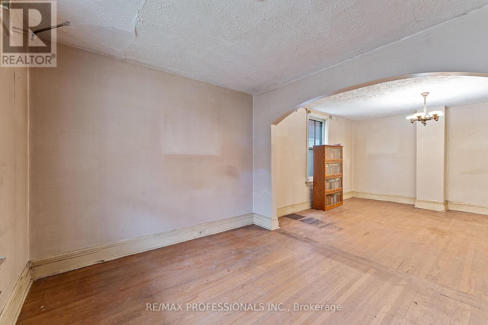 110 Bastedo Avenue, Toronto, Ontario M4C 3N1 - Photo 7 - E12509214