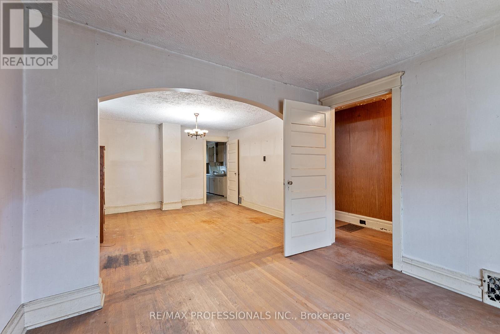 110 Bastedo Avenue, Toronto, Ontario M4C 3N1 - Photo 8 - E12509214