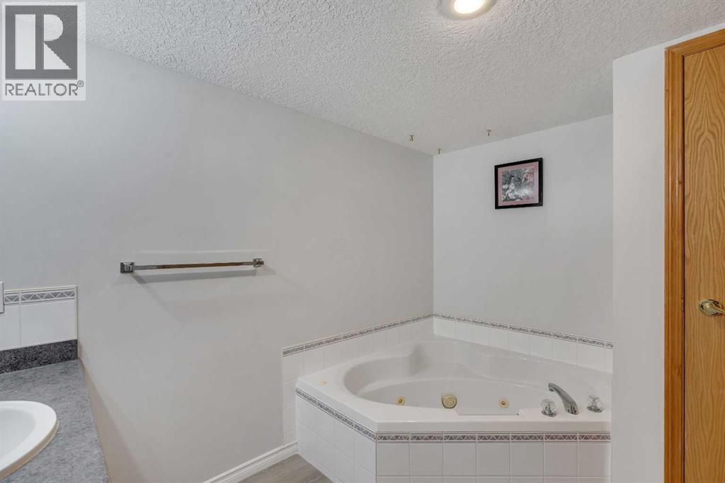 122, 7229 Sierra Morena Boulevard Sw, Calgary, Alberta  T3H 3L7 - Photo 21 - A2268126