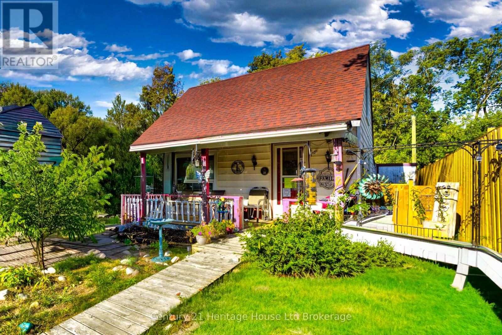 38 Sanderson Street, Brantford, Ontario  N3S 2V2 - Photo 1 - X12449362