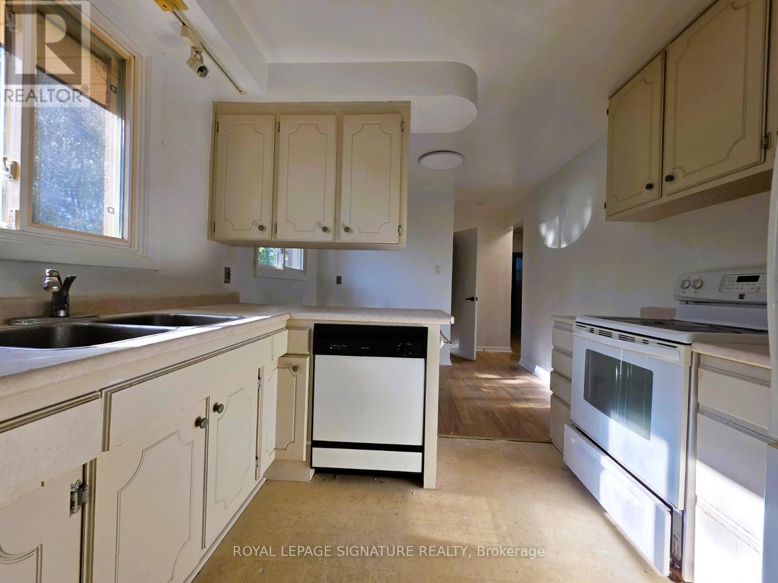 57 Foreht Crescent, Aurora, Ontario  L4G 3E9 - Photo 3 - N12509388