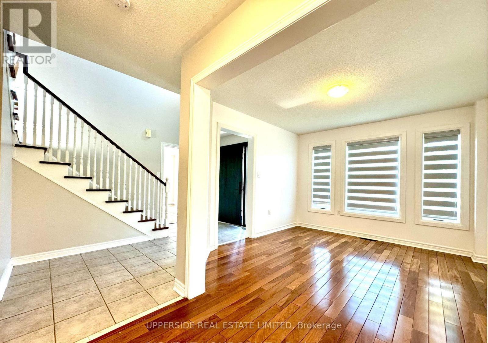 Upper - 46 Country Lane, Barrie (Painswick South), Ontario  L4N 0E8 - Photo 2 - S12509242