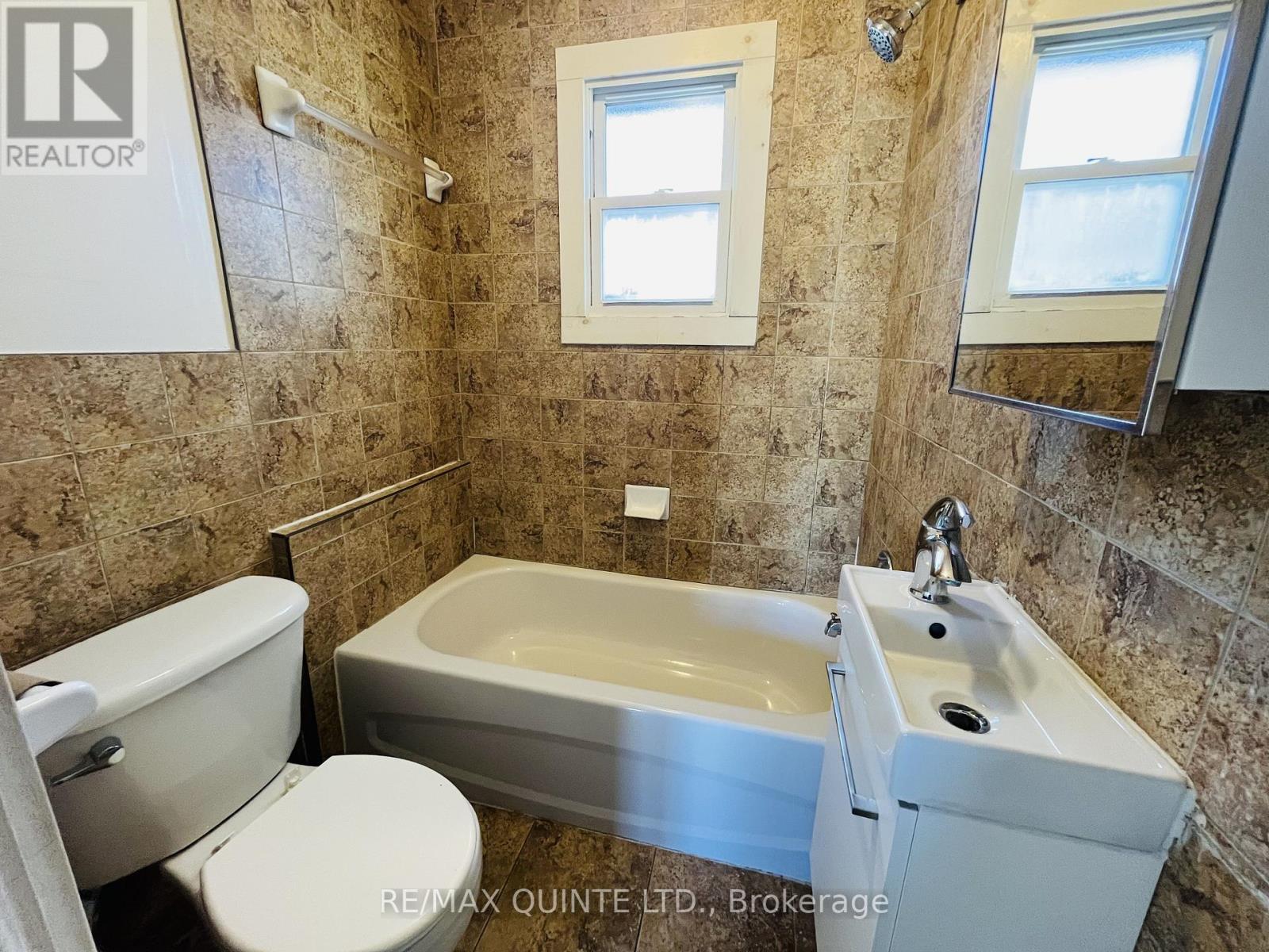 110 Moira Street W, Belleville, Ontario K8P 1S9 - Photo 11 - X12385701