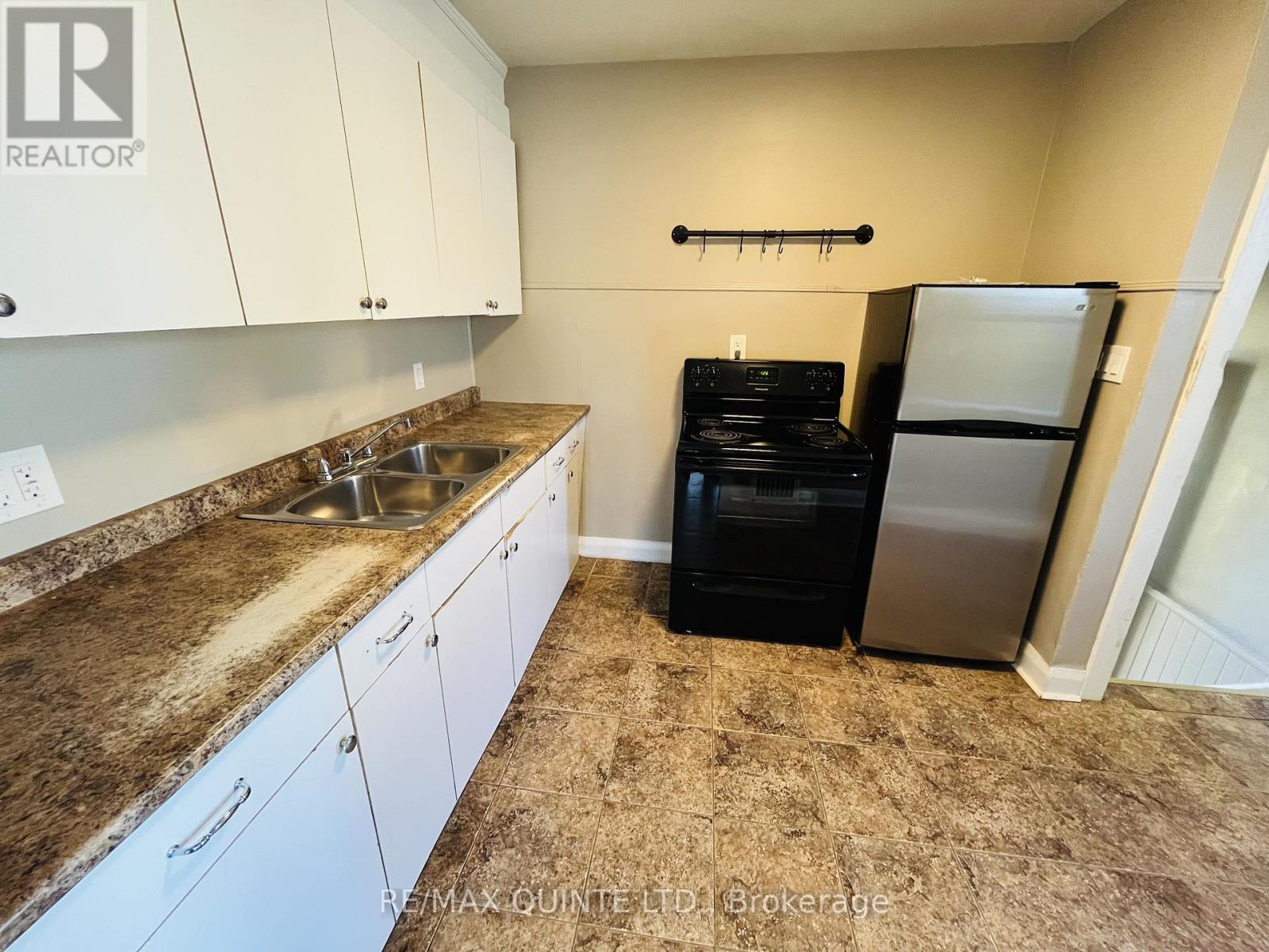 110 Moira Street W, Belleville, Ontario K8P 1S9 - Photo 7 - X12385701