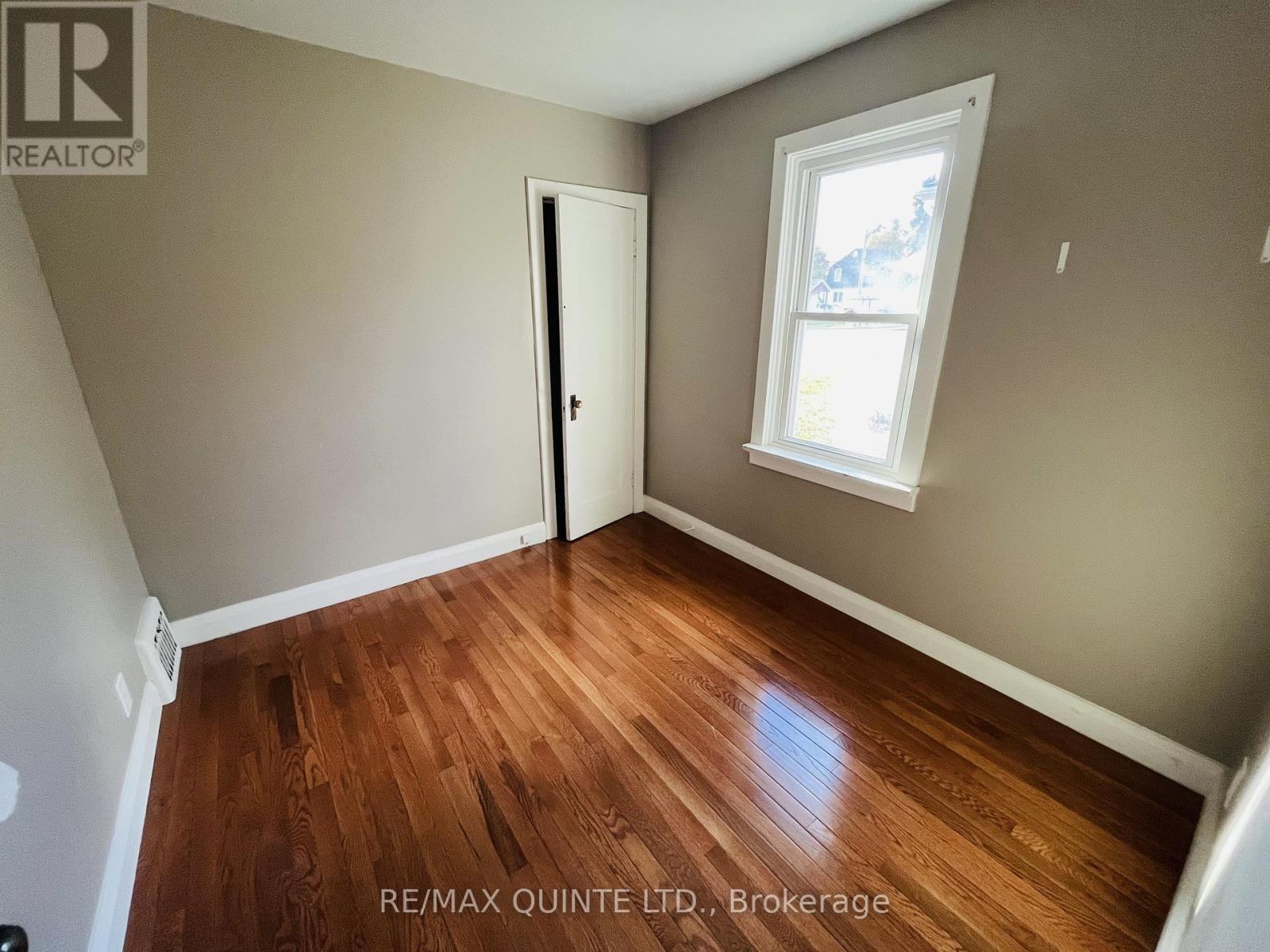 110 Moira Street W, Belleville, Ontario K8P 1S9 - Photo 9 - X12385701