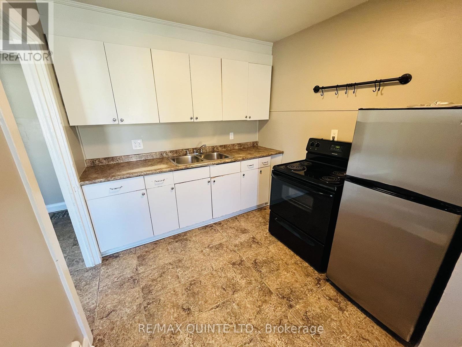 110 Moira Street W, Belleville, Ontario K8P 1S9 - Photo 8 - X12385701