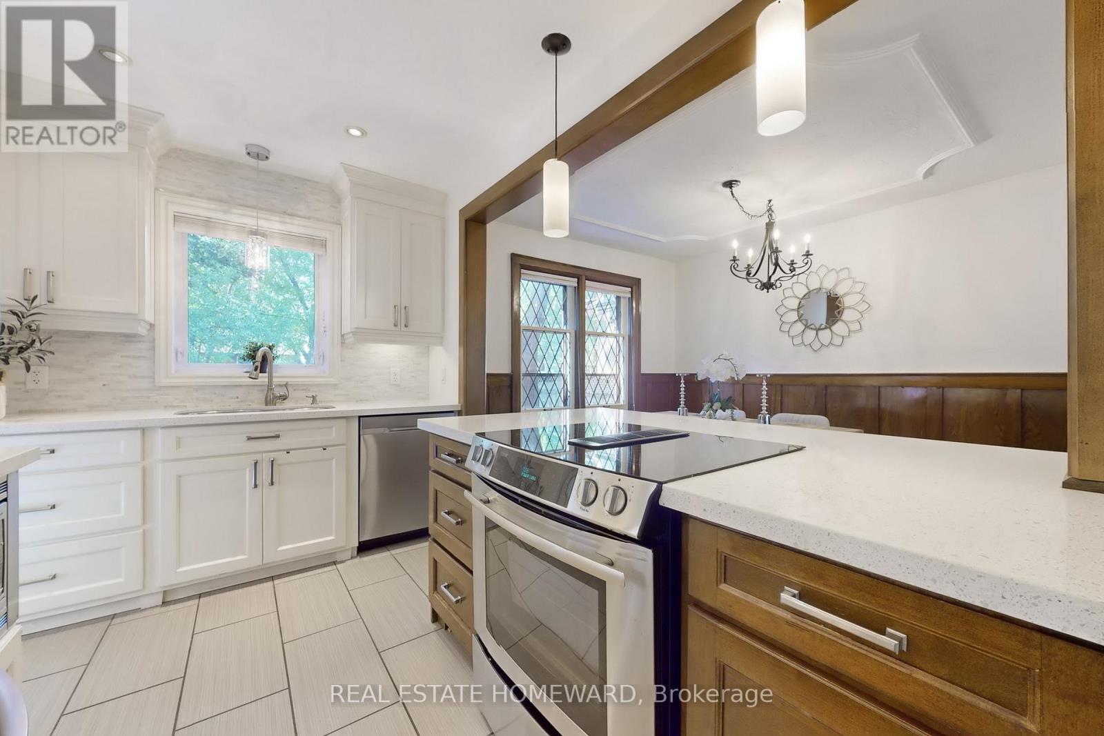 250 Grenview Boulevard S, Toronto, Ontario  M8Y 3V3 - Photo 13 - W12509216