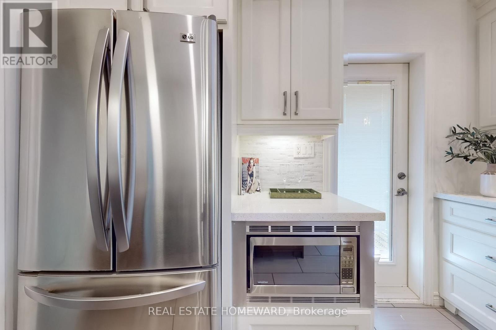 250 Grenview Boulevard S, Toronto, Ontario  M8Y 3V3 - Photo 15 - W12509216