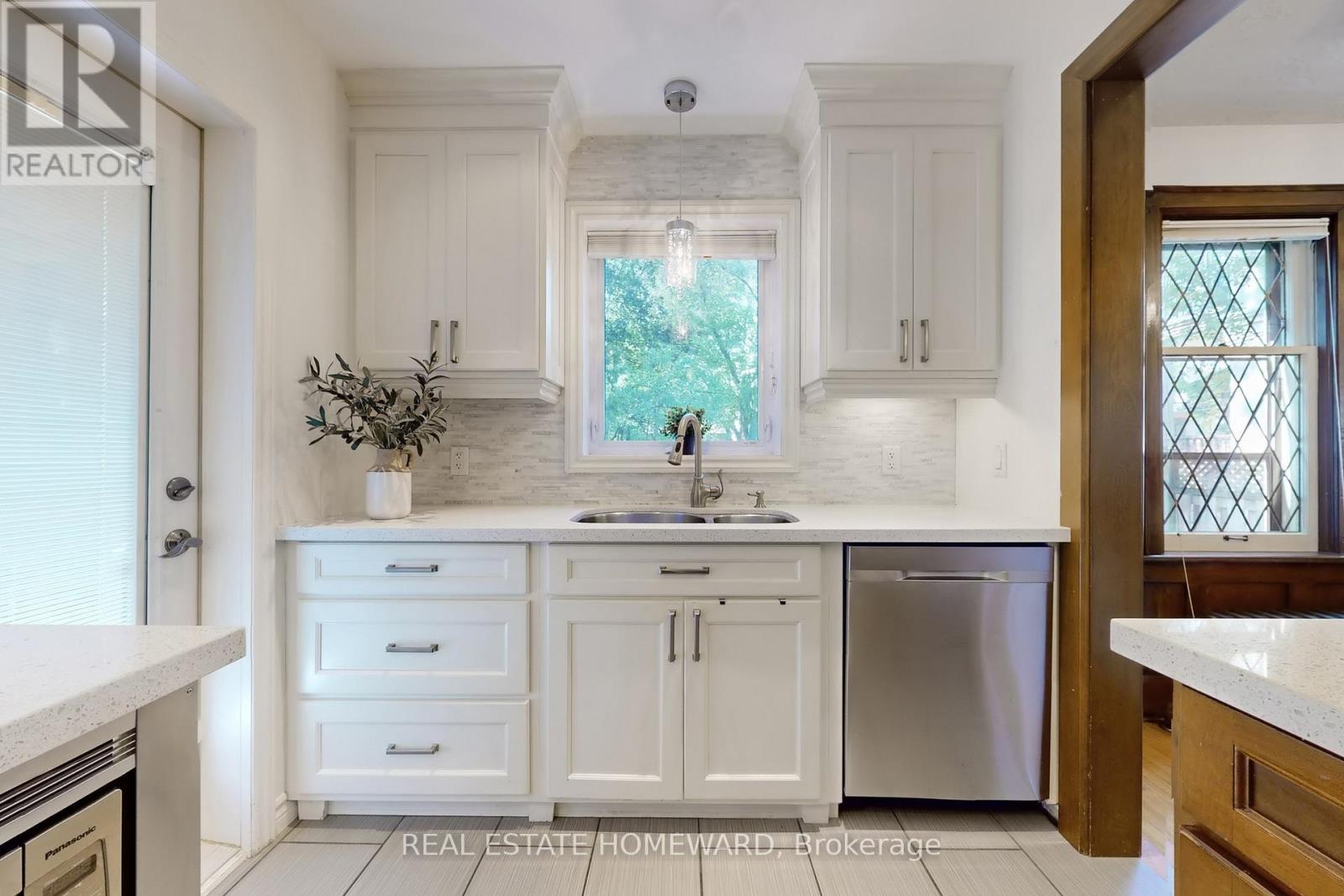 250 Grenview Boulevard S, Toronto, Ontario  M8Y 3V3 - Photo 16 - W12509216