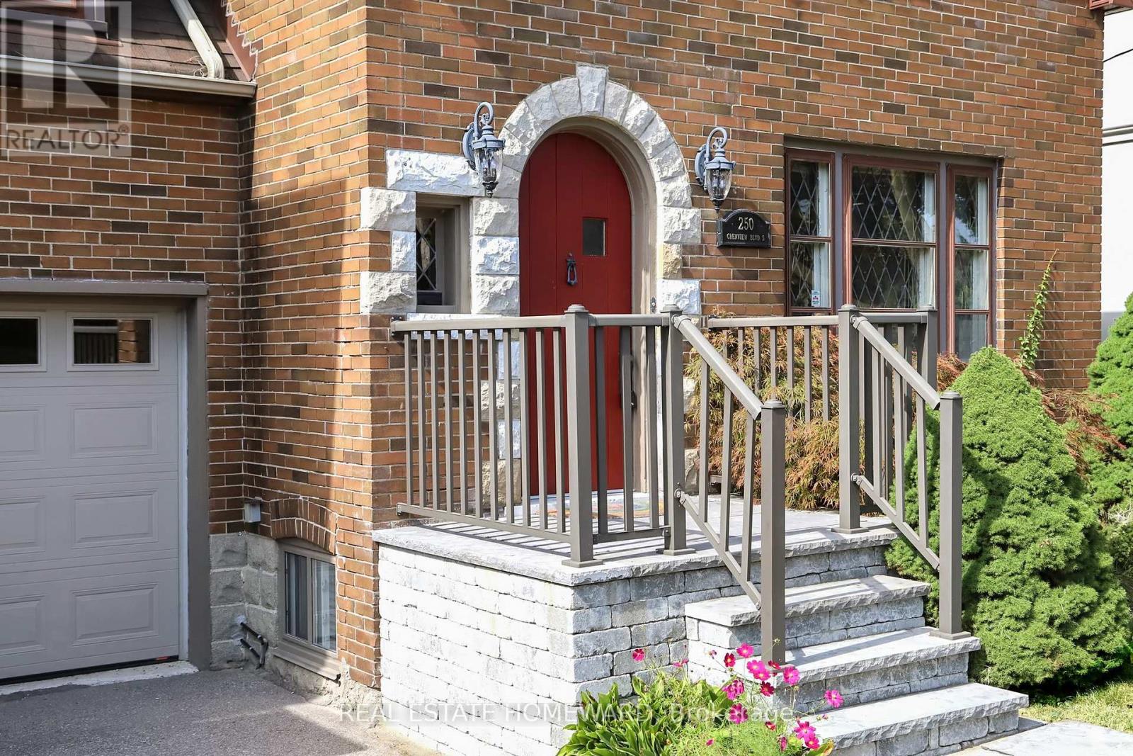 250 Grenview Boulevard S, Toronto, Ontario  M8Y 3V3 - Photo 2 - W12509216