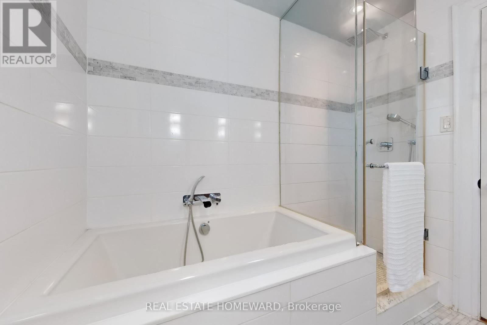 250 Grenview Boulevard S, Toronto, Ontario  M8Y 3V3 - Photo 27 - W12509216