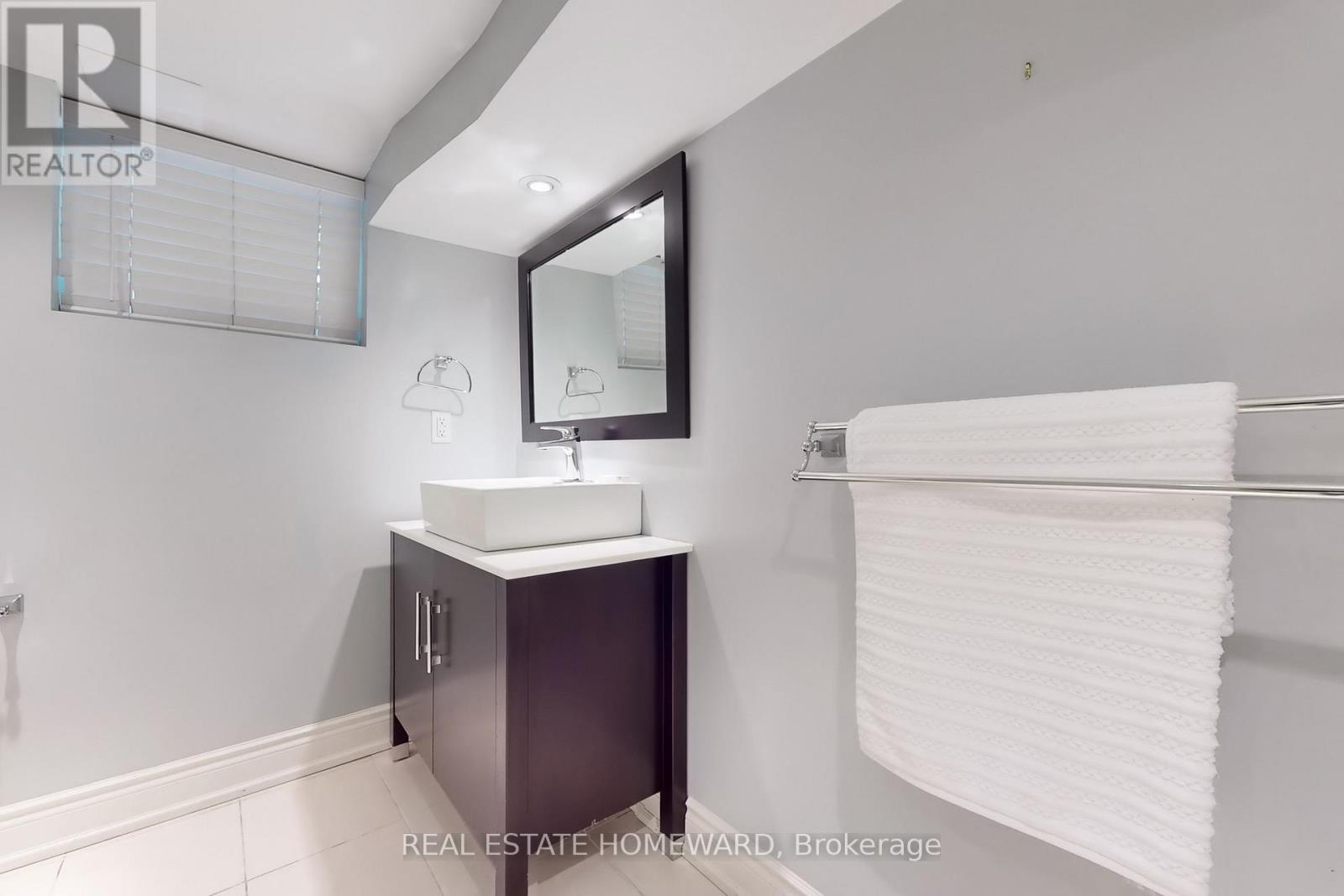 250 Grenview Boulevard S, Toronto, Ontario  M8Y 3V3 - Photo 35 - W12509216