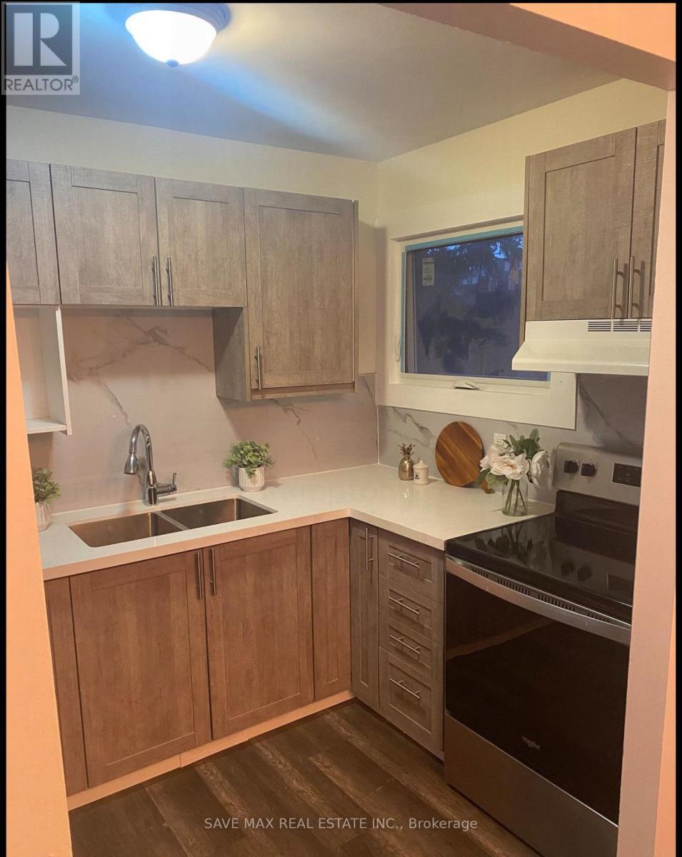 26 Hillbank Trail, Brampton, Ontario  L6S 1P6 - Photo 6 - W12509324