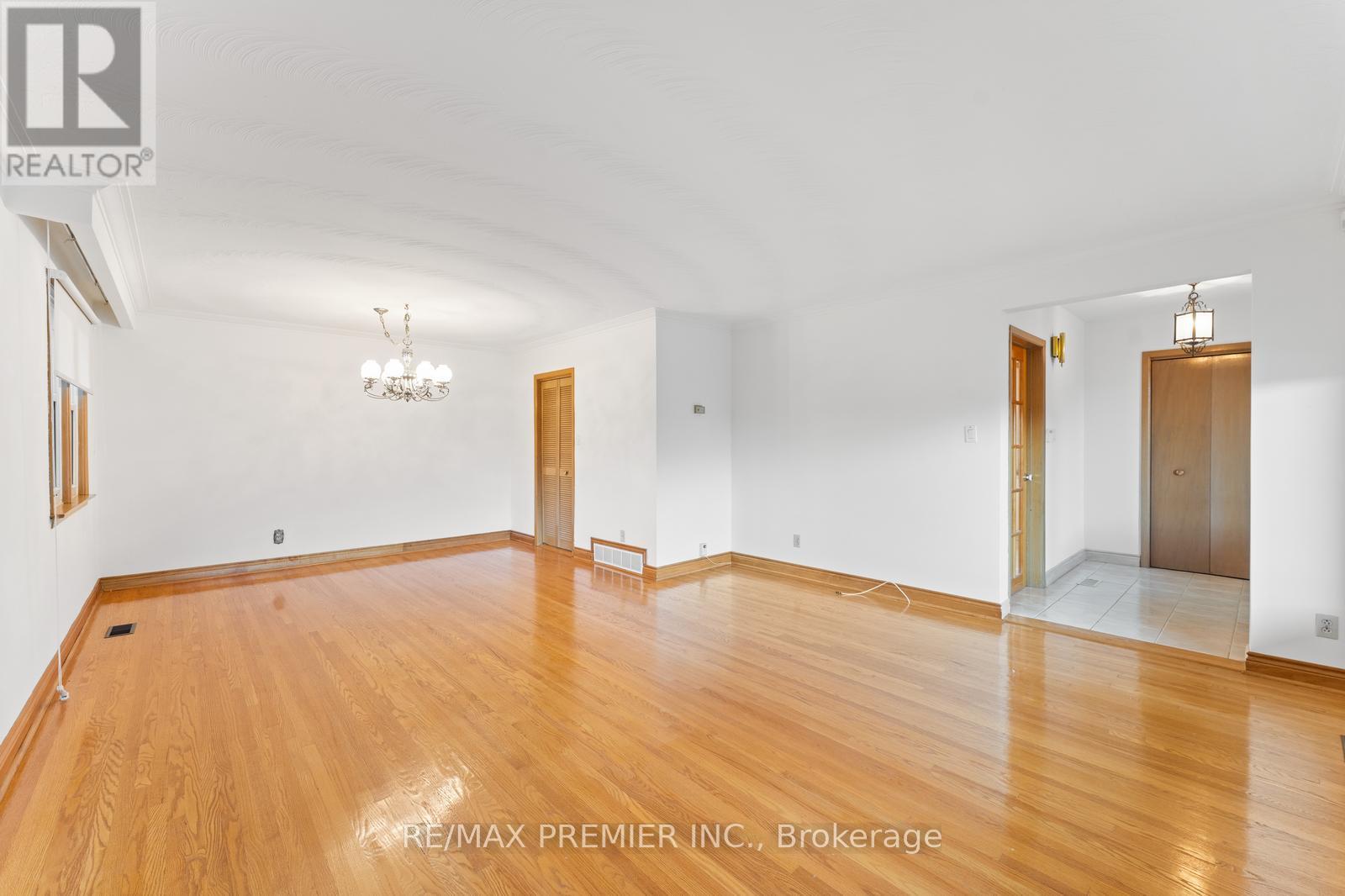 75 Monclova Road, Toronto, Ontario  M3M 1N9 - Photo 5 - W12487361