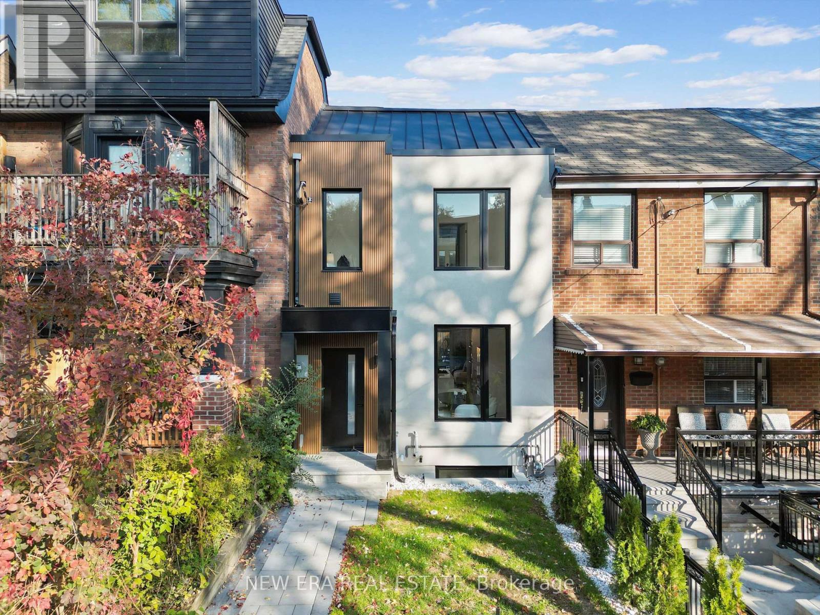 <div class="slider-price">$1,499,999</div><p>113 Bellwoods Avenue, Toronto, Ontario</p>