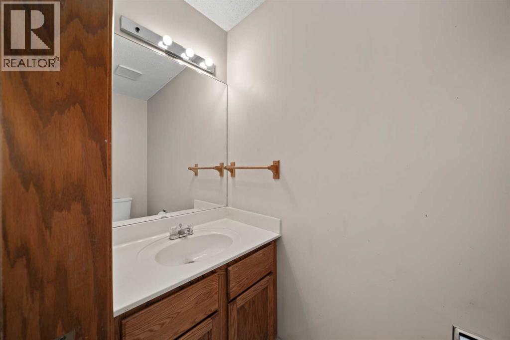 24 Riverside Crescent Se, Calgary, Alberta  t2c 3y1 - Photo 4 - A2259058