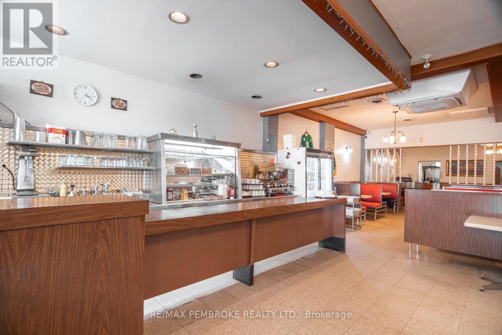 119 Pembroke Street W, Pembroke, Ontario K8A 5M7 - Photo 4 - X12509664