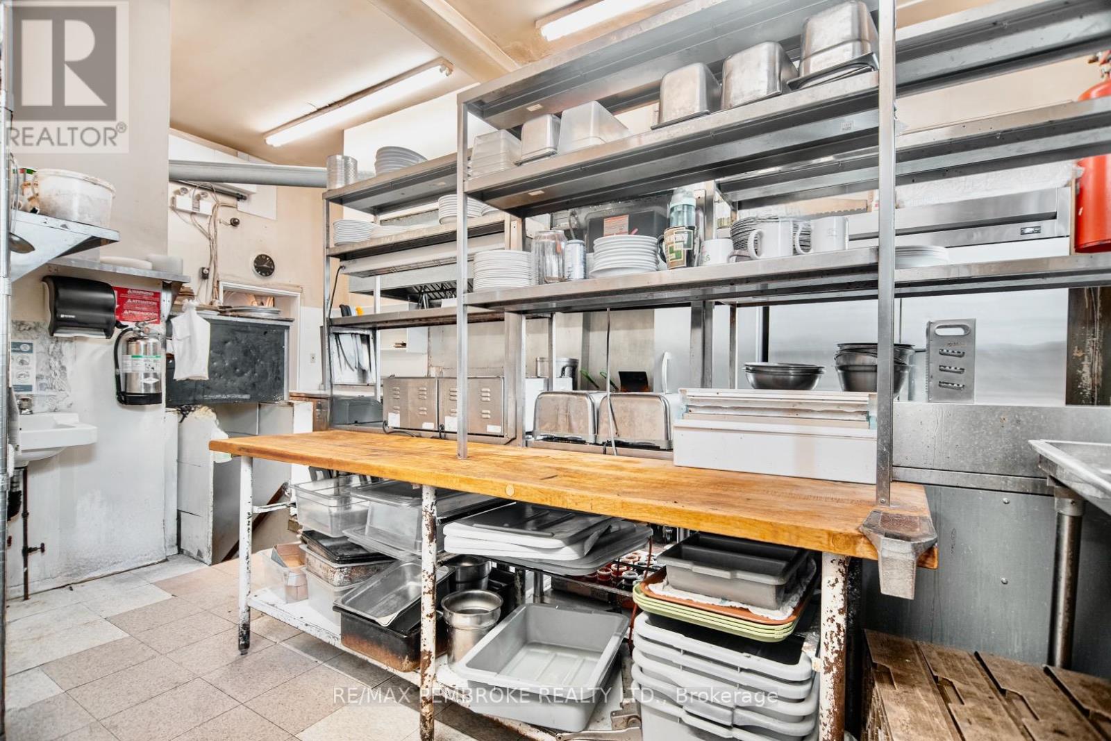 119 Pembroke Street W, Pembroke, Ontario K8A 5M7 - Photo 8 - X12509664