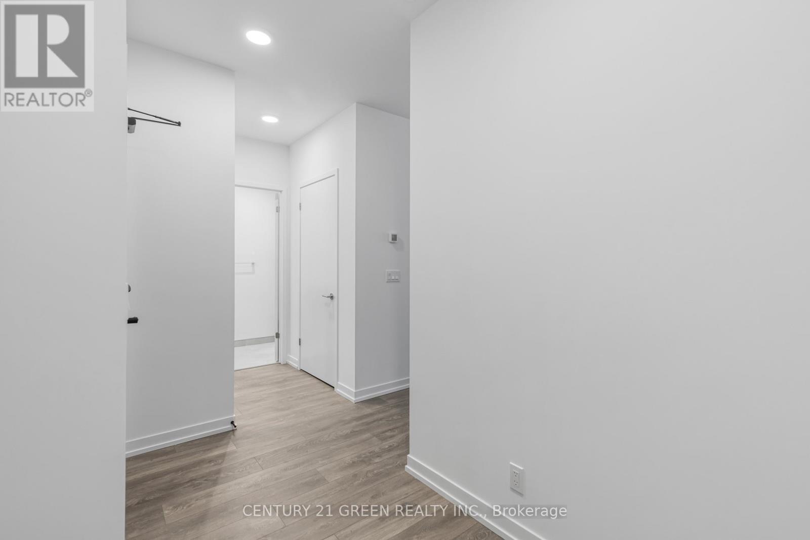 8 Beverley Glen Boulevard, Vaughan, Ontario  L4J 0L5 - Photo 10 - N12509480