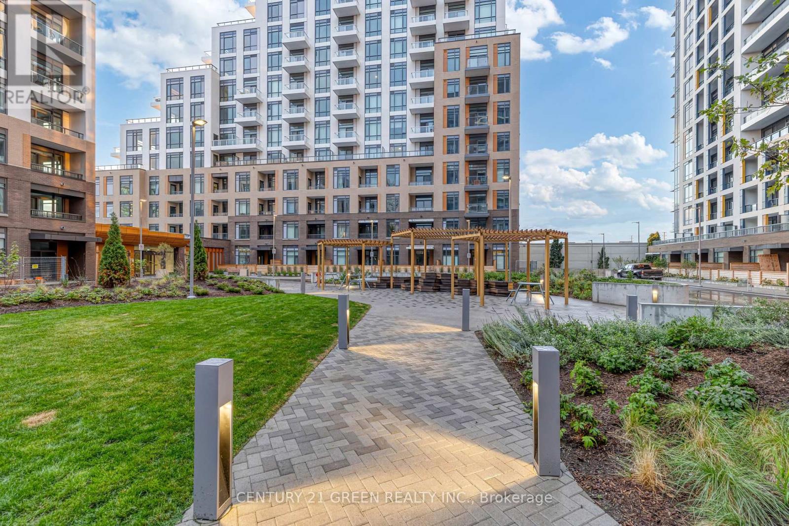 8 Beverley Glen Boulevard, Vaughan, Ontario  L4J 0L5 - Photo 2 - N12509480