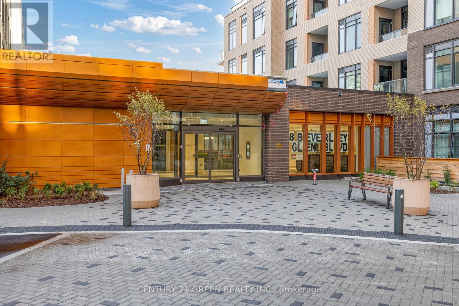 8 Beverley Glen Boulevard, Vaughan, Ontario  L4J 0L5 - Photo 4 - N12509480