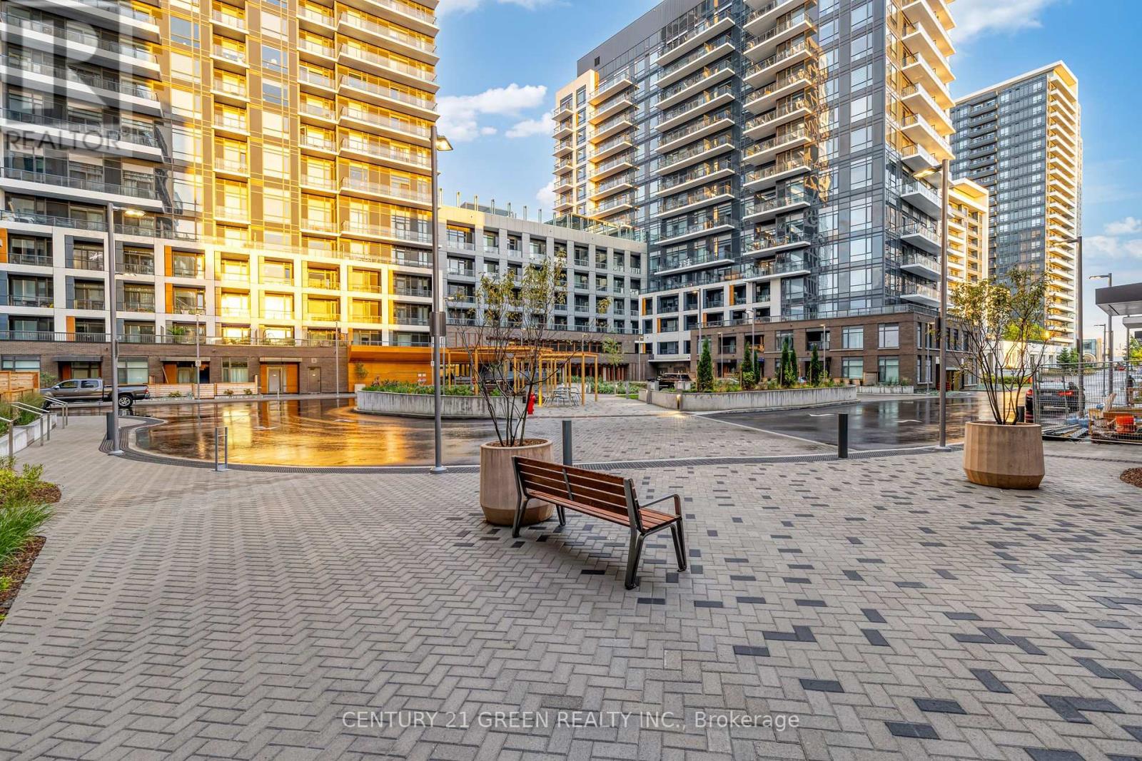 8 Beverley Glen Boulevard, Vaughan, Ontario  L4J 0L5 - Photo 5 - N12509480