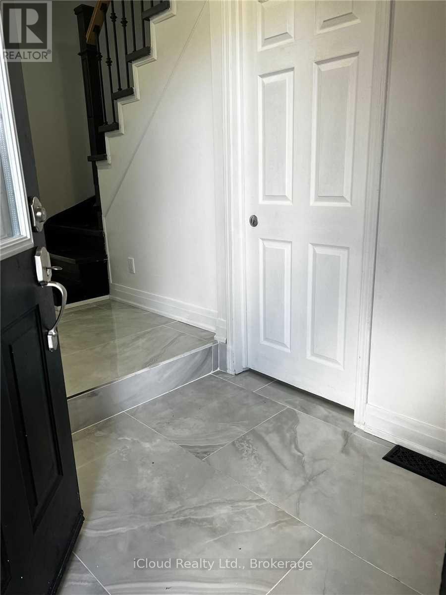 7626 Black Walnut Trail, Mississauga, Ontario  L5N 8A7 - Photo 5 - W12509446