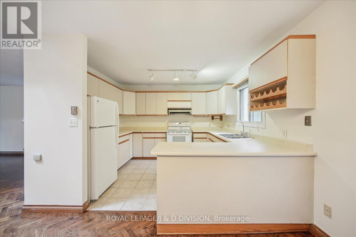 108 Glen Albert Drive, Toronto, Ontario  M4B 1J2 - Photo 10 - E12508174