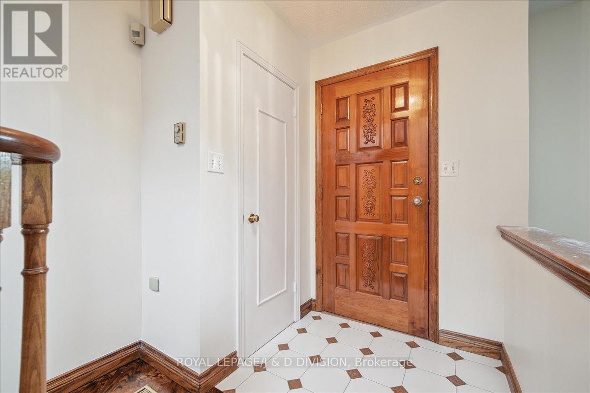 108 Glen Albert Drive, Toronto, Ontario  M4B 1J2 - Photo 3 - E12508174