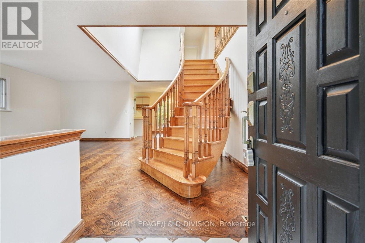 108 Glen Albert Drive, Toronto, Ontario  M4B 1J2 - Photo 2 - E12508174