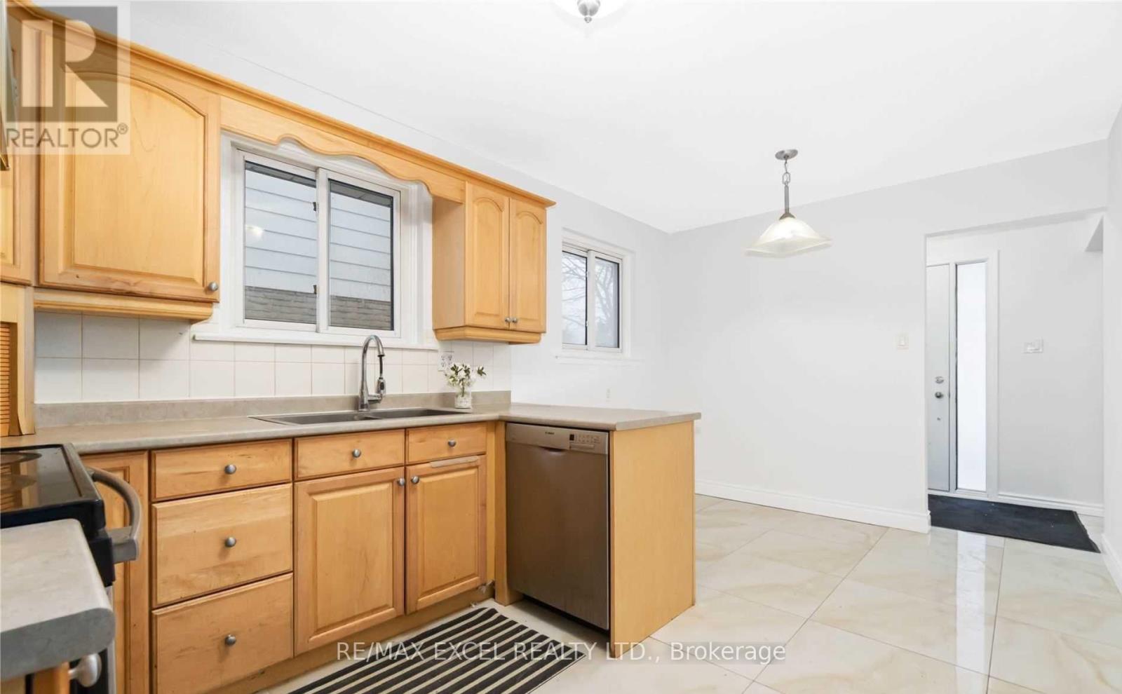 341 Crosby Avenue, Richmond Hill, Ontario  L4C 2R5 - Photo 5 - N12509538