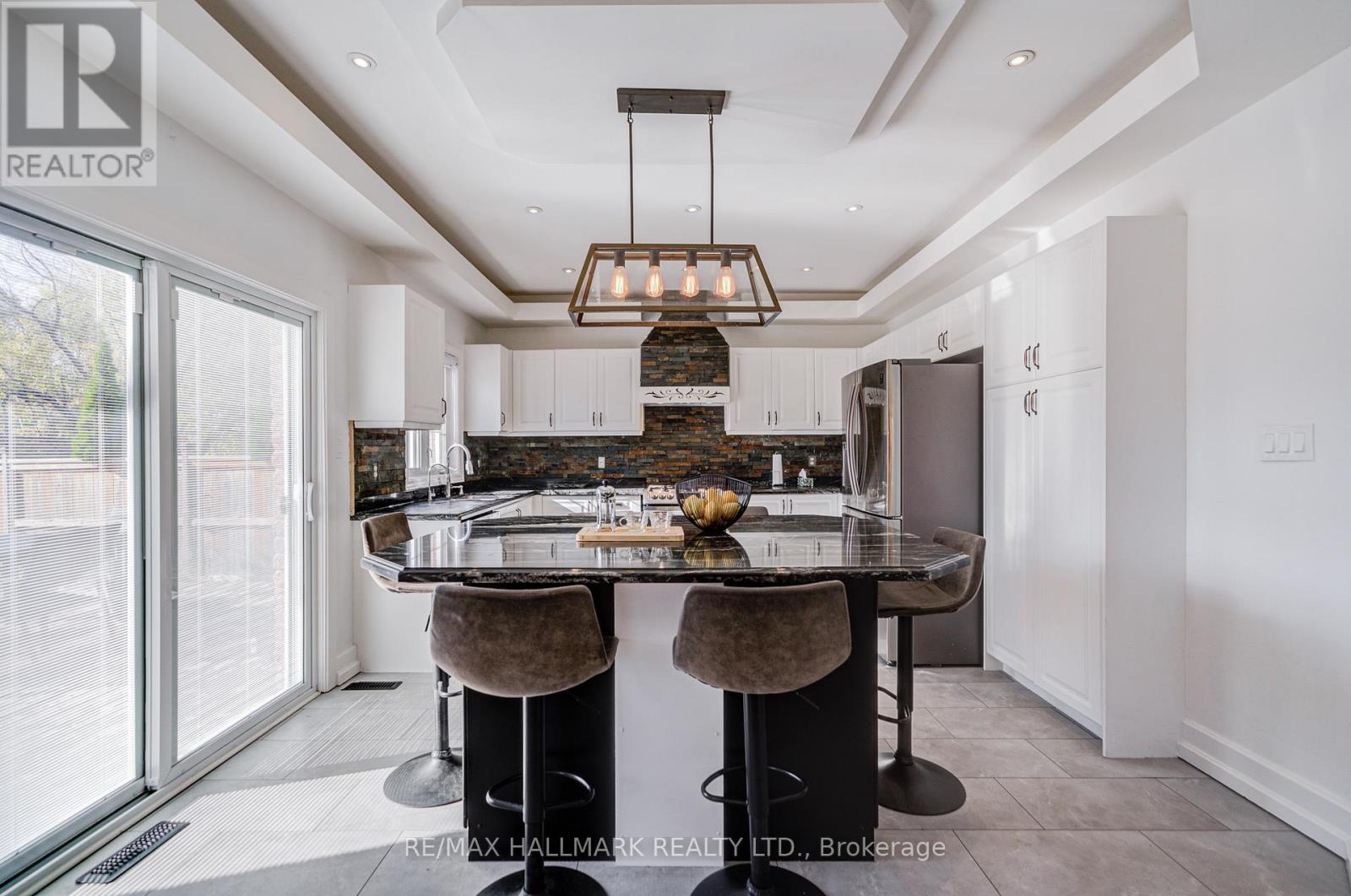 8 Glendower Crescent, Georgina, Ontario  L4P 0A5 - Photo 10 - N12509676