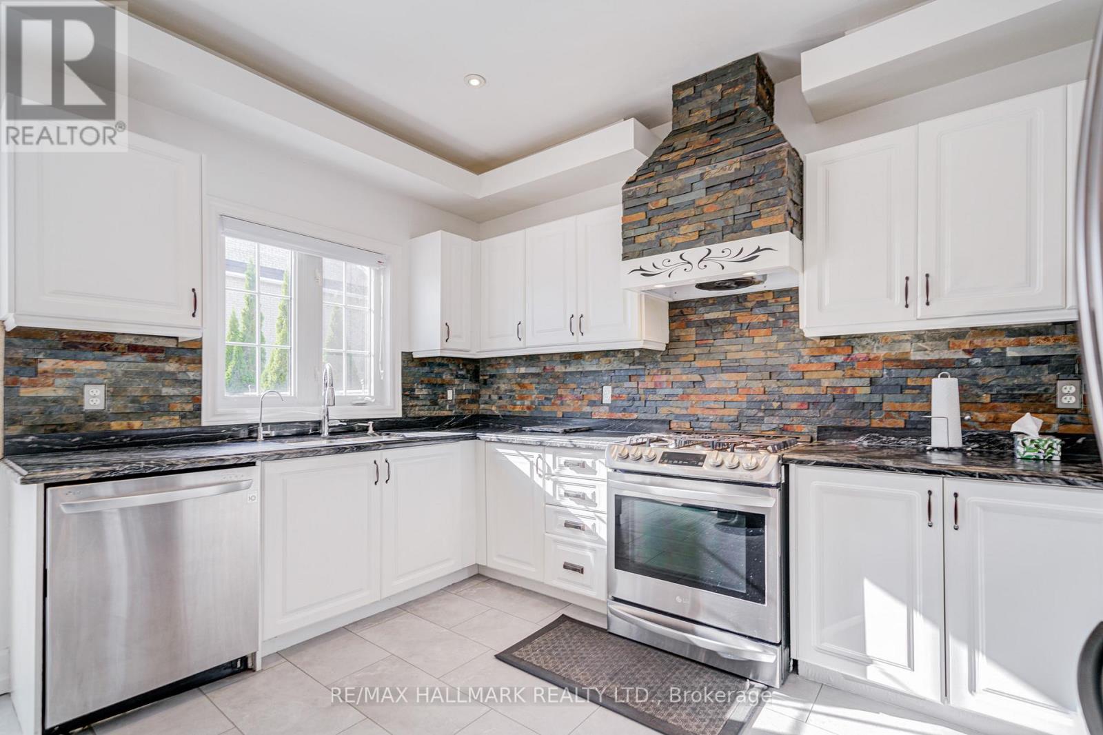 8 Glendower Crescent, Georgina, Ontario  L4P 0A5 - Photo 12 - N12509676