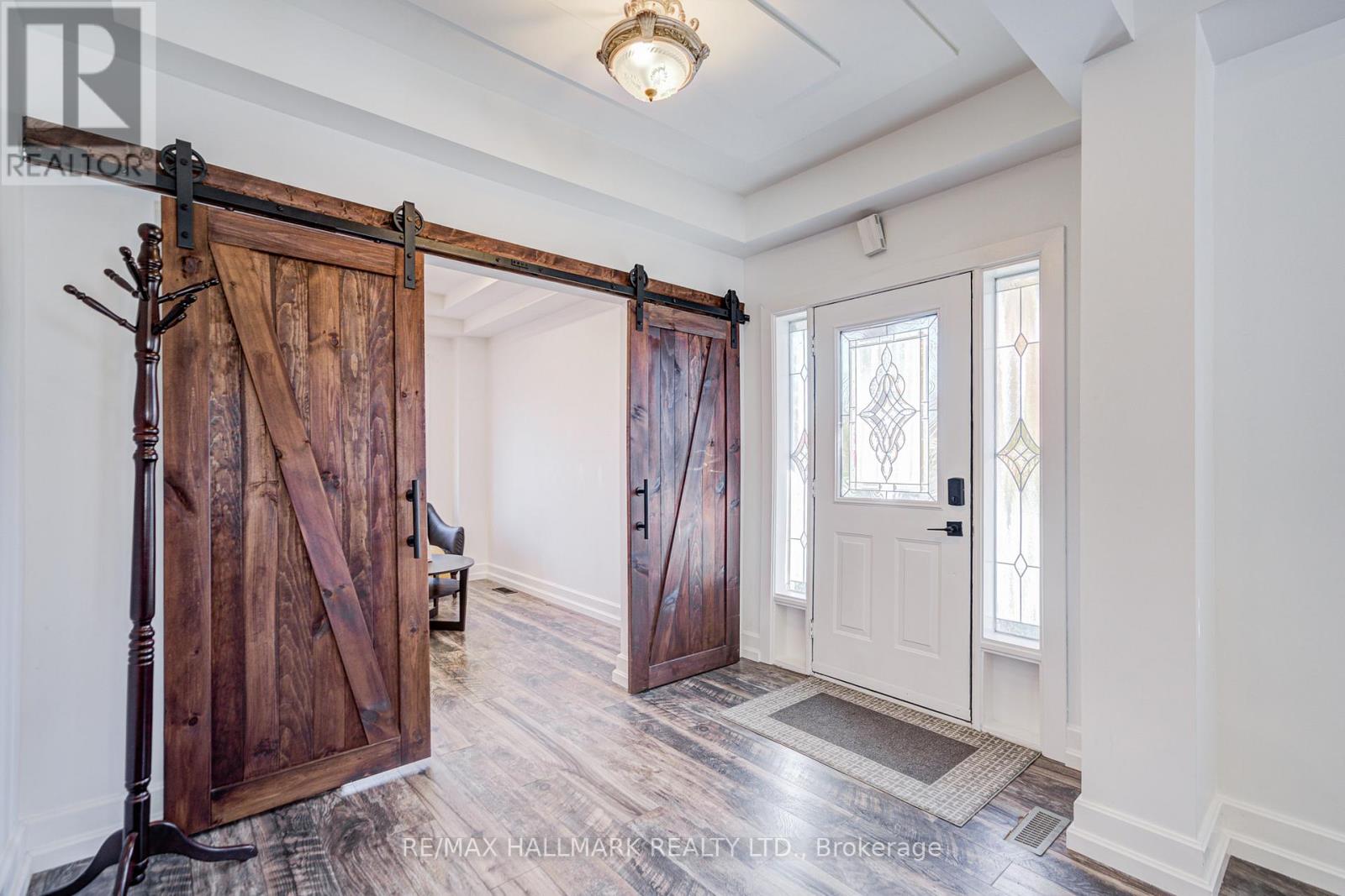 8 Glendower Crescent, Georgina, Ontario  L4P 0A5 - Photo 2 - N12509676