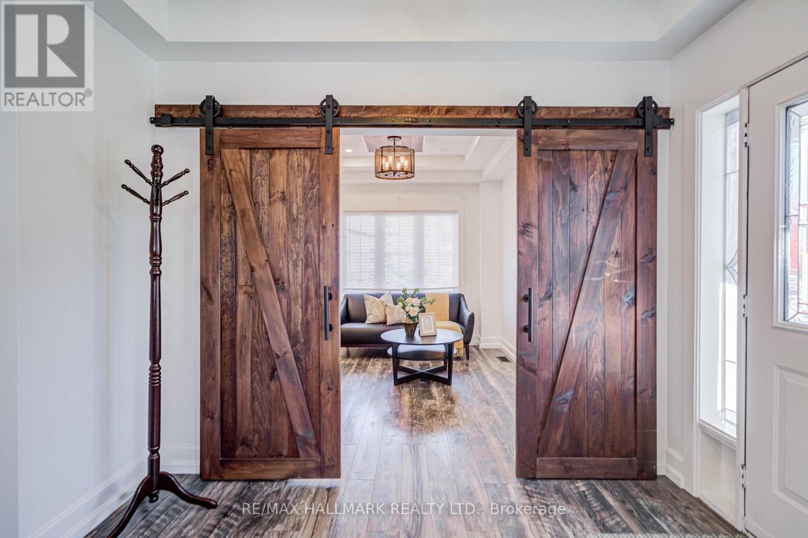 8 Glendower Crescent, Georgina, Ontario  L4P 0A5 - Photo 3 - N12509676