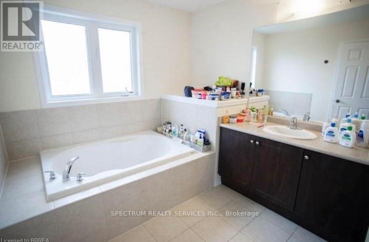 96 Warner Lane, Brantford, Ontario  N3T 0J3 - Photo 11 - X12457497