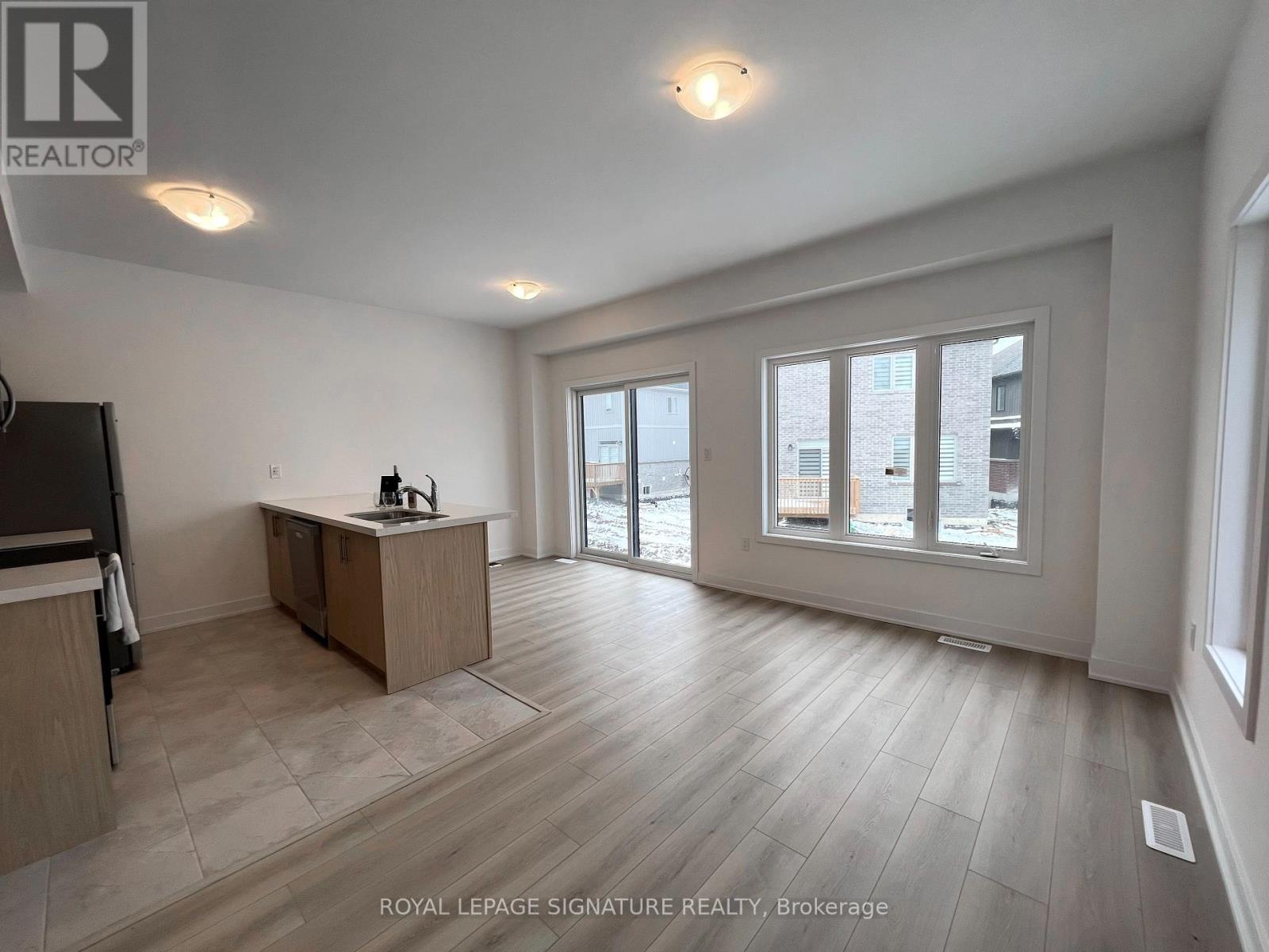 21 Hay Lane, Barrie, Ontario  L9J 0C2 - Photo 3 - S12509518