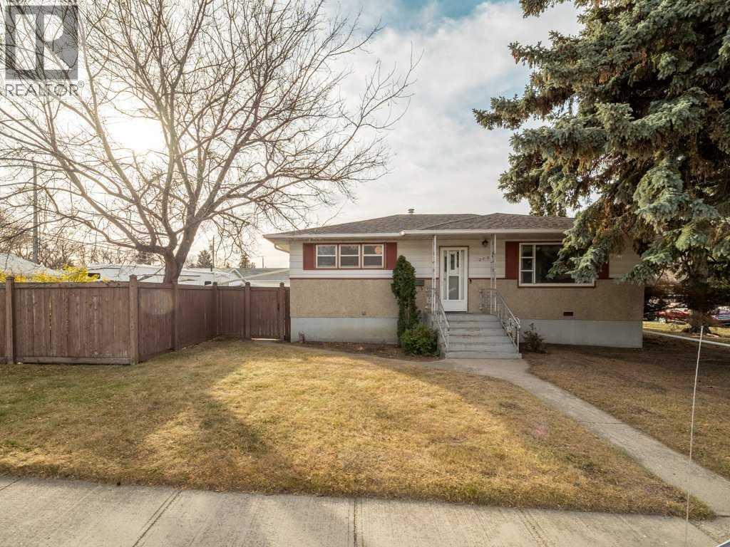 2704 3 Avenue S, Lethbridge, Alberta  T1J 0M6 - Photo 1 - A2268276