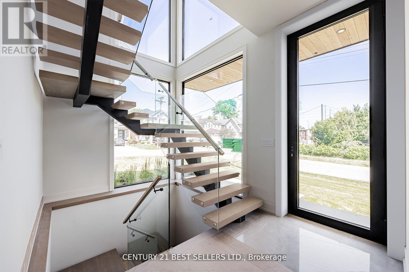 739 Ebony Avenue, Mississauga, Ontario  L5E 1V9 - Photo 4 - W12509498