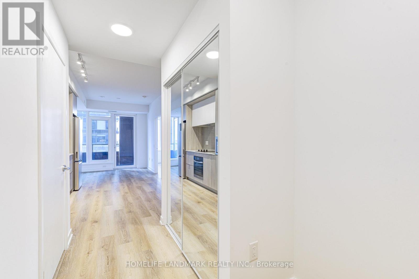 1112 - 395 Square One Drive, Mississauga, Ontario  L5B 0P6 - Photo 4 - W12509532