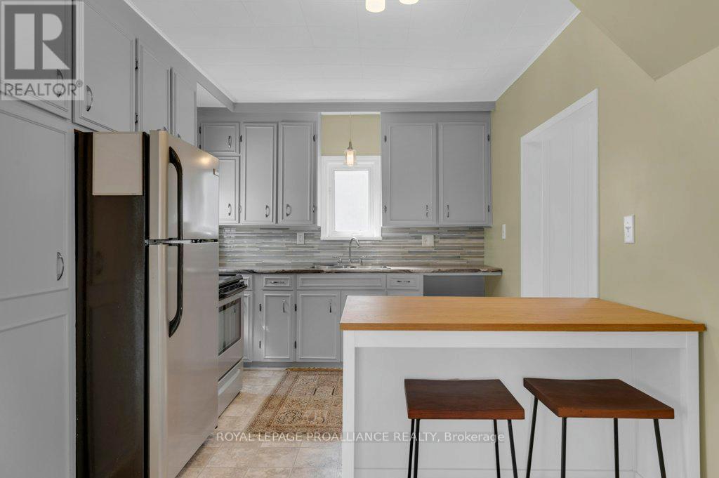 9 Wilkins Street, Belleville (Belleville Ward), Ontario  K8P 1P2 - Photo 11 - X12509838