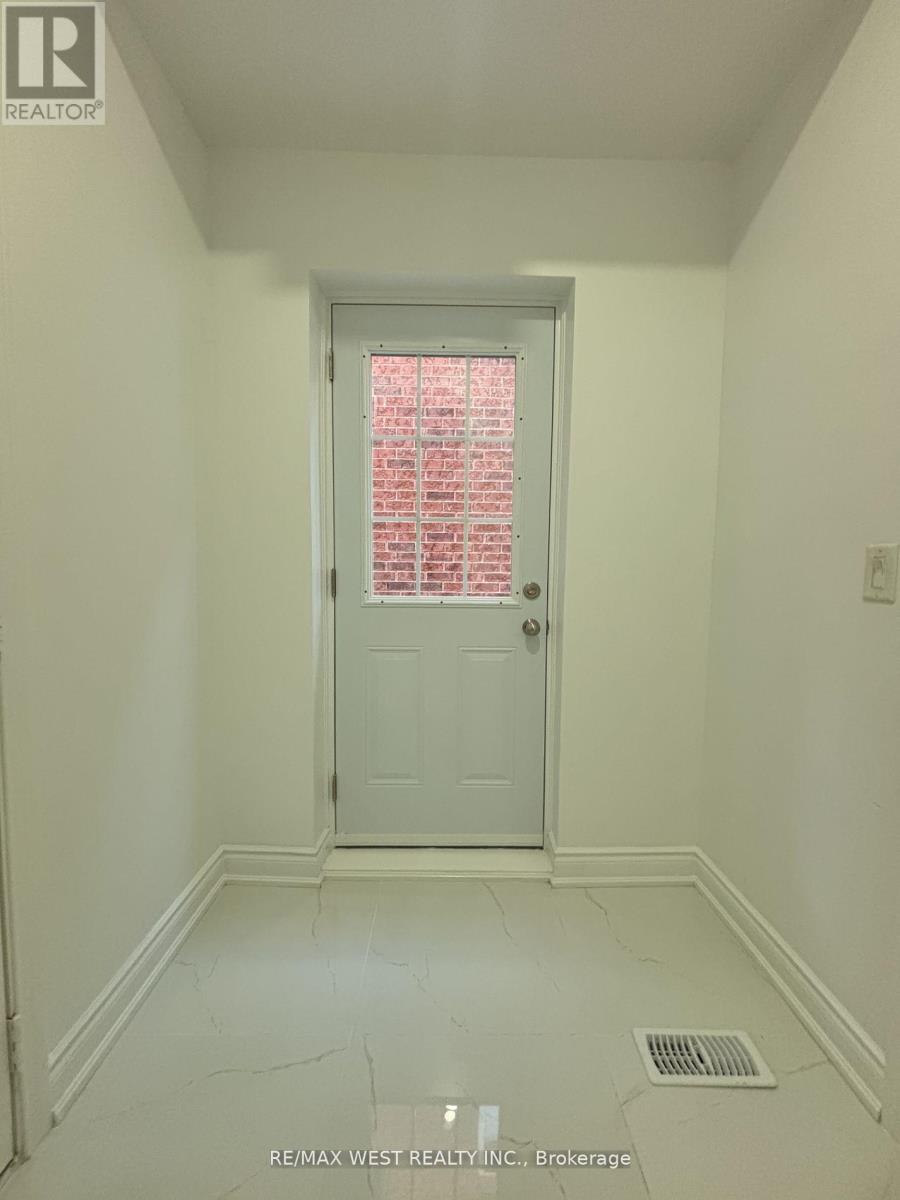 Basement Unit - 7 Locomotive Crescent, Brampton, Ontario  L7A 0S5 - Photo 2 - W12509586