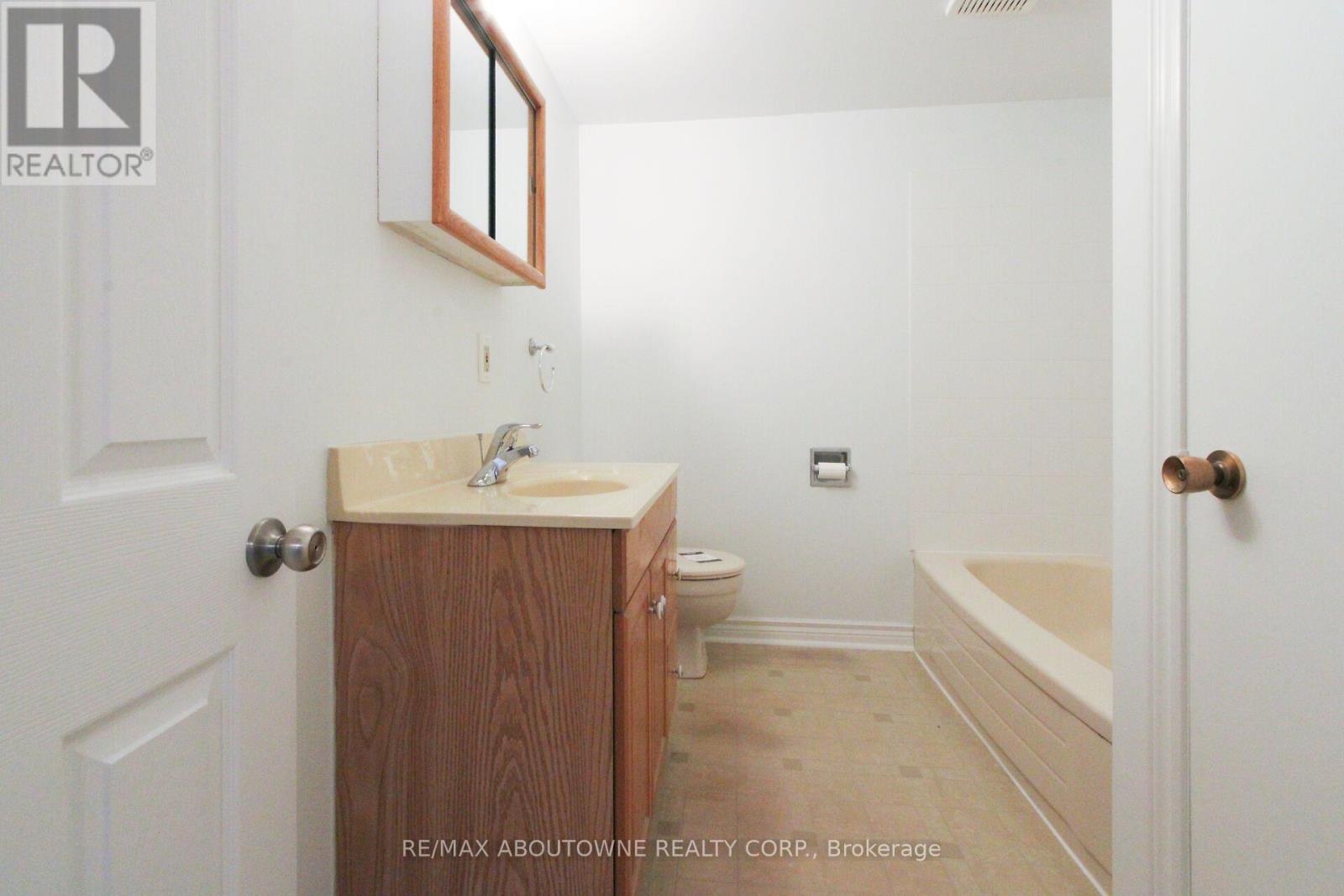 Basement - 34 Glenmanor Drive, Oakville, Ontario  L6K 2B4 - Photo 13 - W12509616