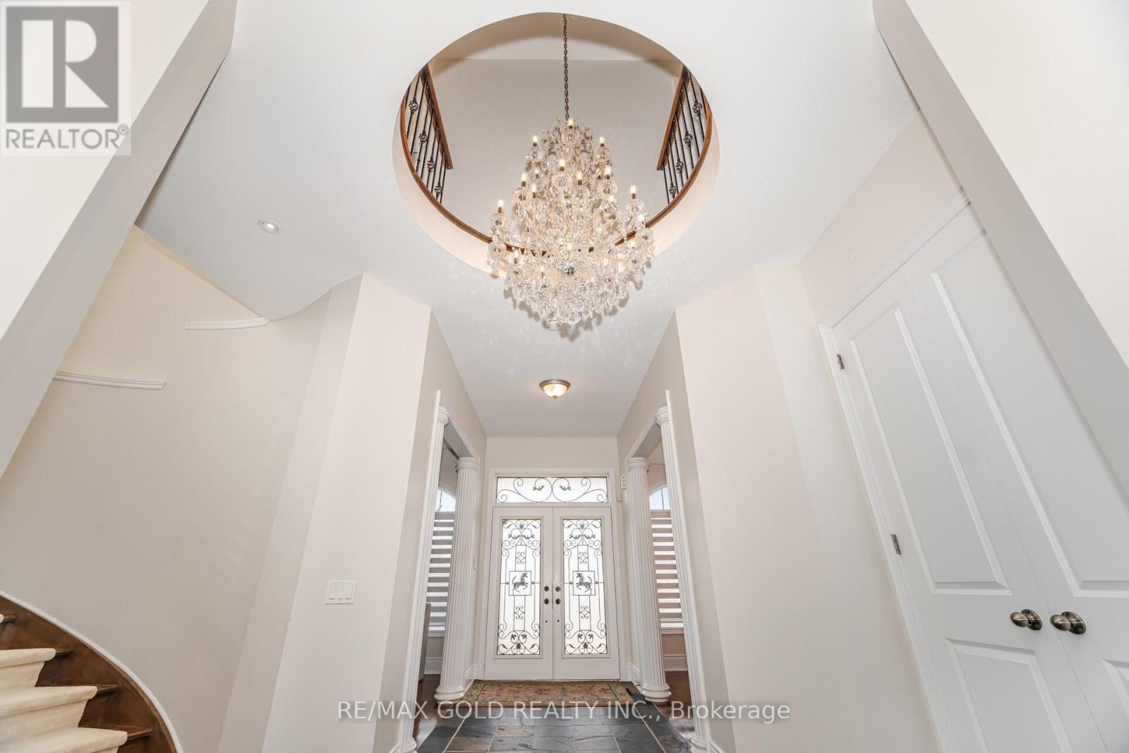 10 Vissini Way, Brampton, Ontario  L6P 2W2 - Photo 3 - W12509654