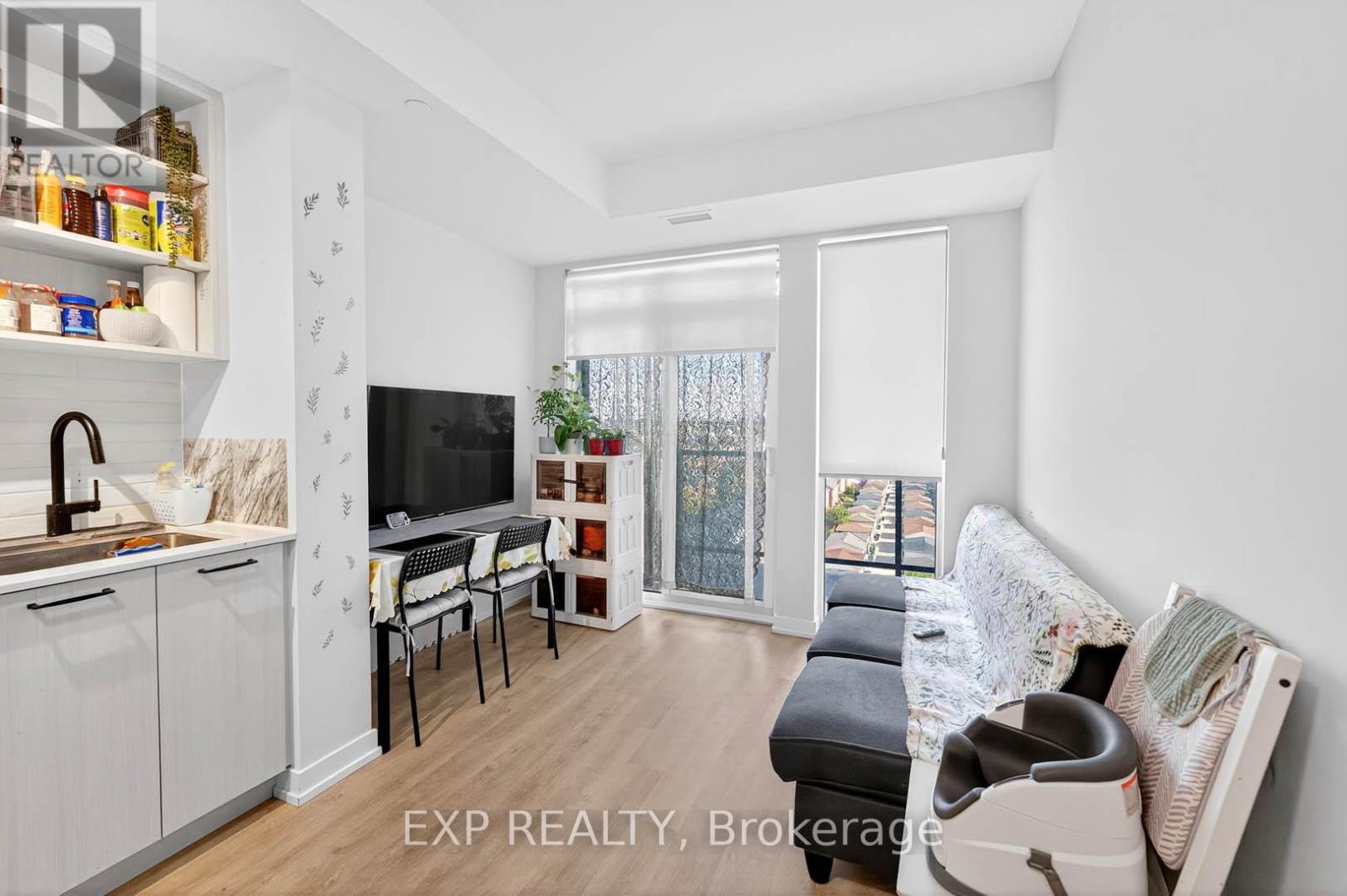 813 - 2300 St Clair Avenue W, Toronto, Ontario  M6N 1K8 - Photo 11 - W12509704